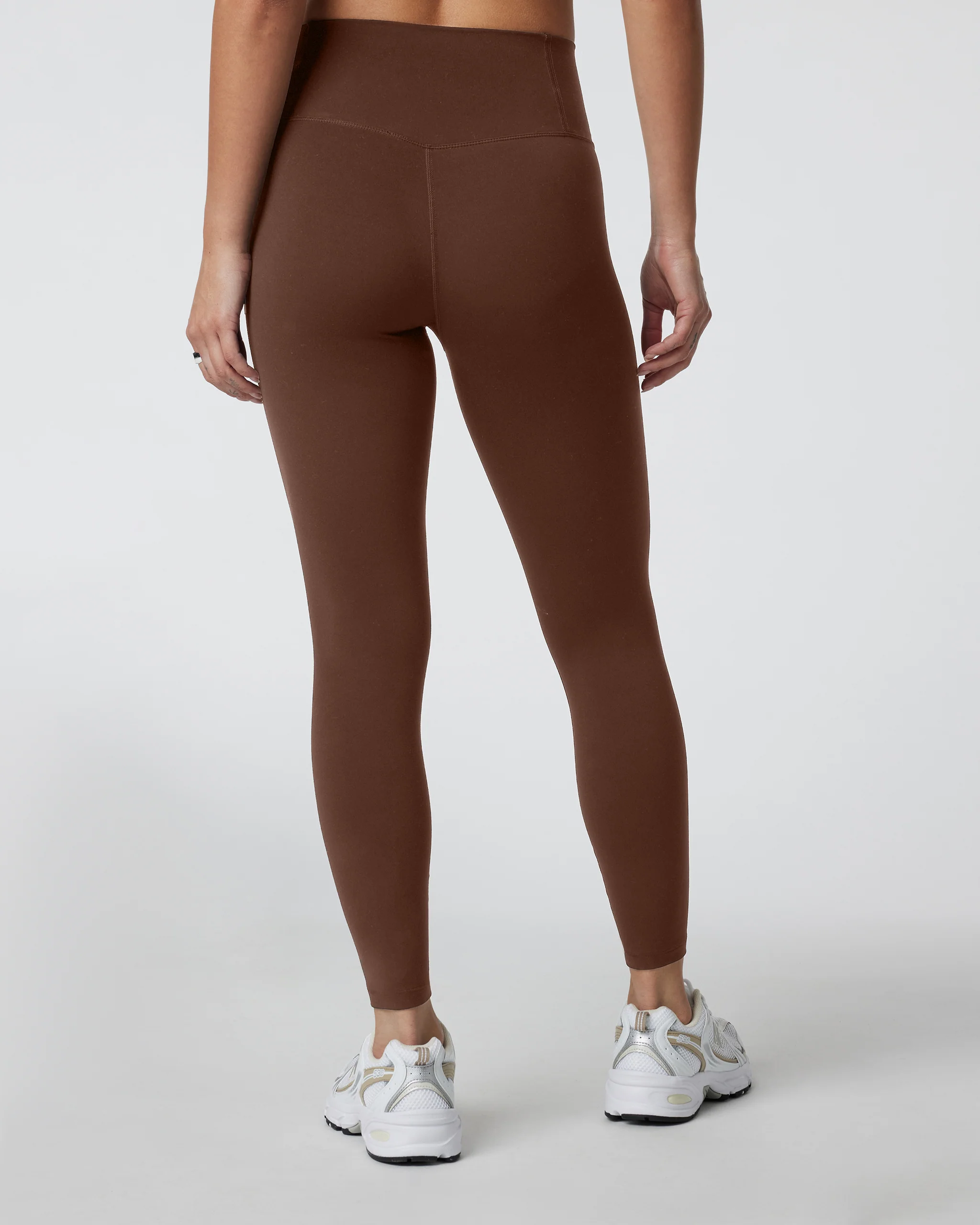 1637-vuori-allthefeelstm-legging-short-pepper-3.webp Vuori AllTheFeels™ Legging - Short | Pepper