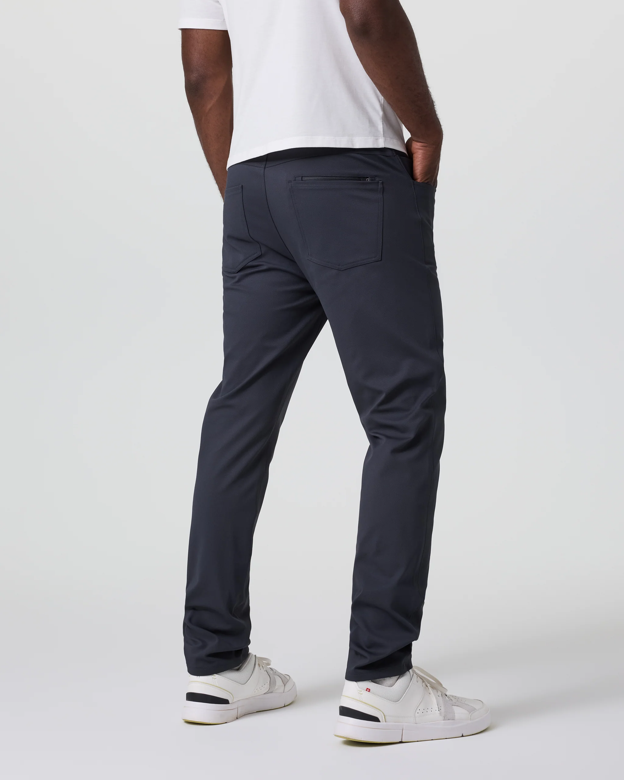 20938-vuori-metatm-twill-pant-athletic-slim-32-navy-4.webp Vuori Meta™ Twill Pant Athletic Slim 32" | Navy