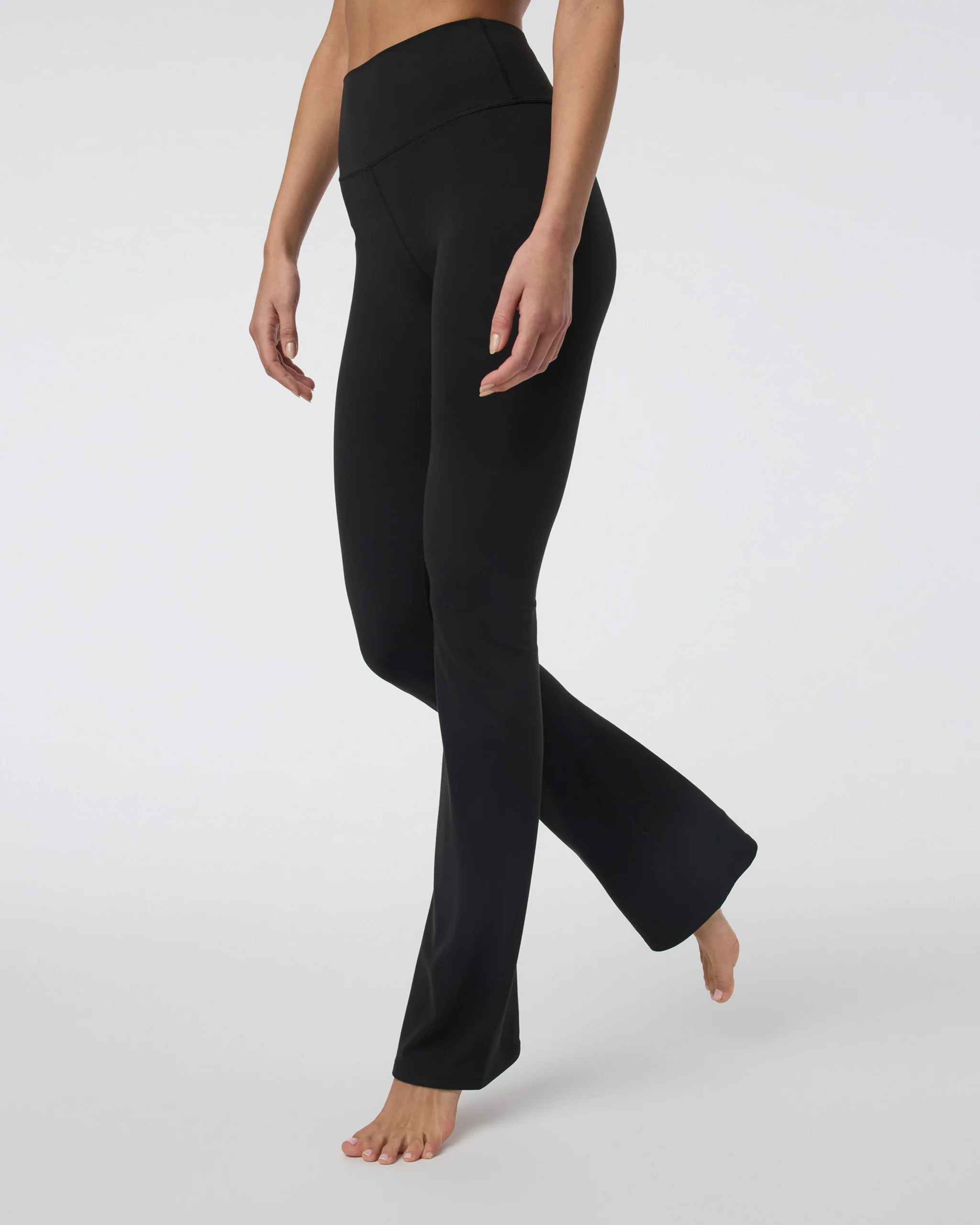 2877-vuori-allthefeelstm-slim-flare-short-black-1.webp Vuori AllTheFeels™ Slim Flare - Short | Black