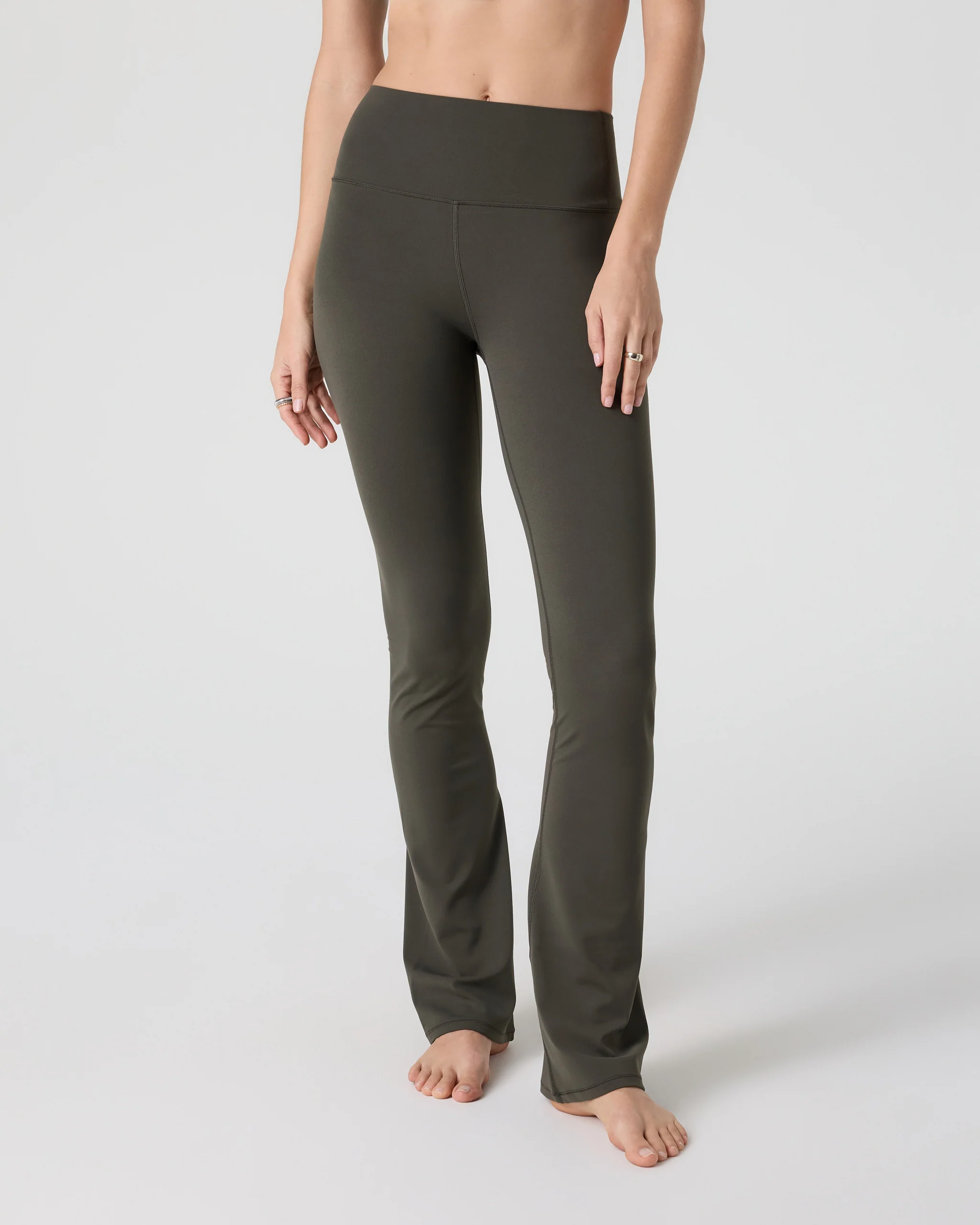 2885-vuori-allthefeelstm-slim-flare-short-kale-1.webp Vuori AllTheFeels™ Slim Flare - Short | Kale