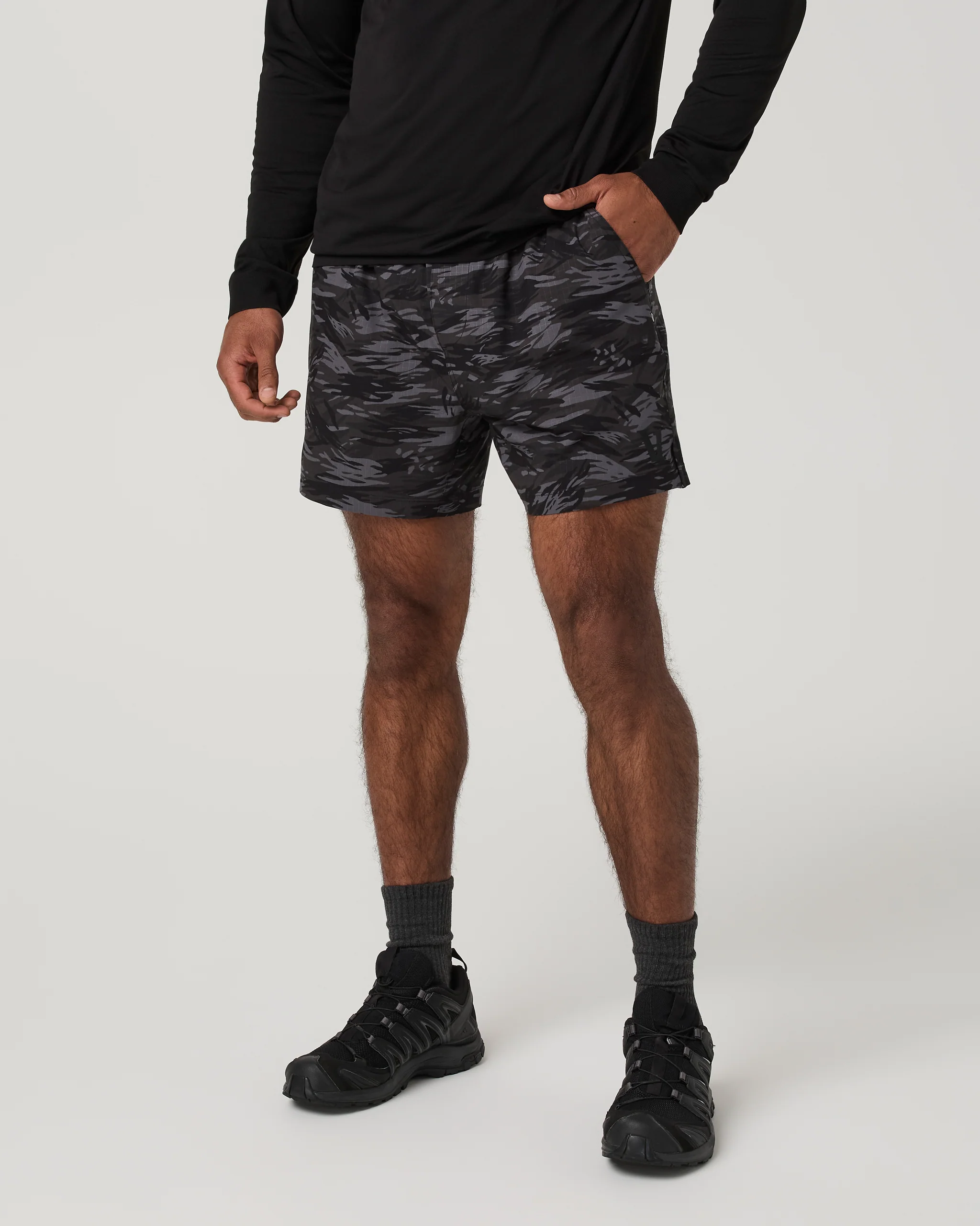 Vuori HardKore Short Lined 5" | Black Riptide Camo