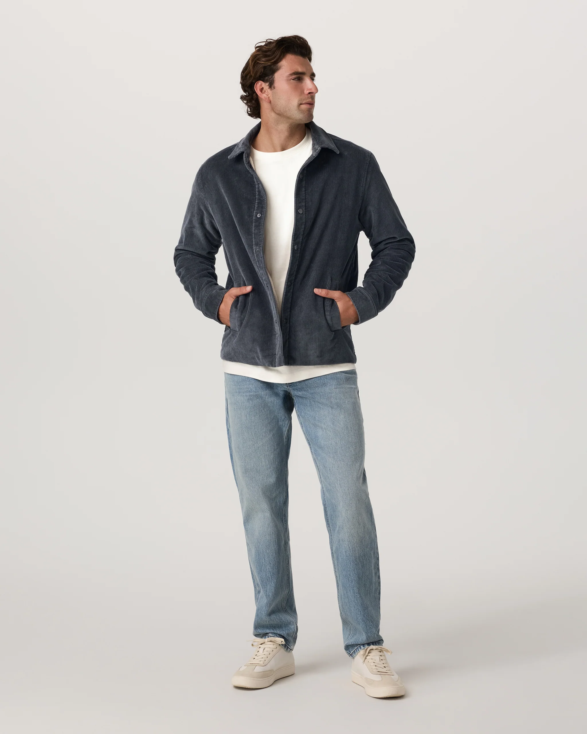 5467-vuori-vintage-jean-classic-fit-30-light-wash-denim-4.webp Vuori Vintage Jean Classic Fit 30" | Light Wash Denim