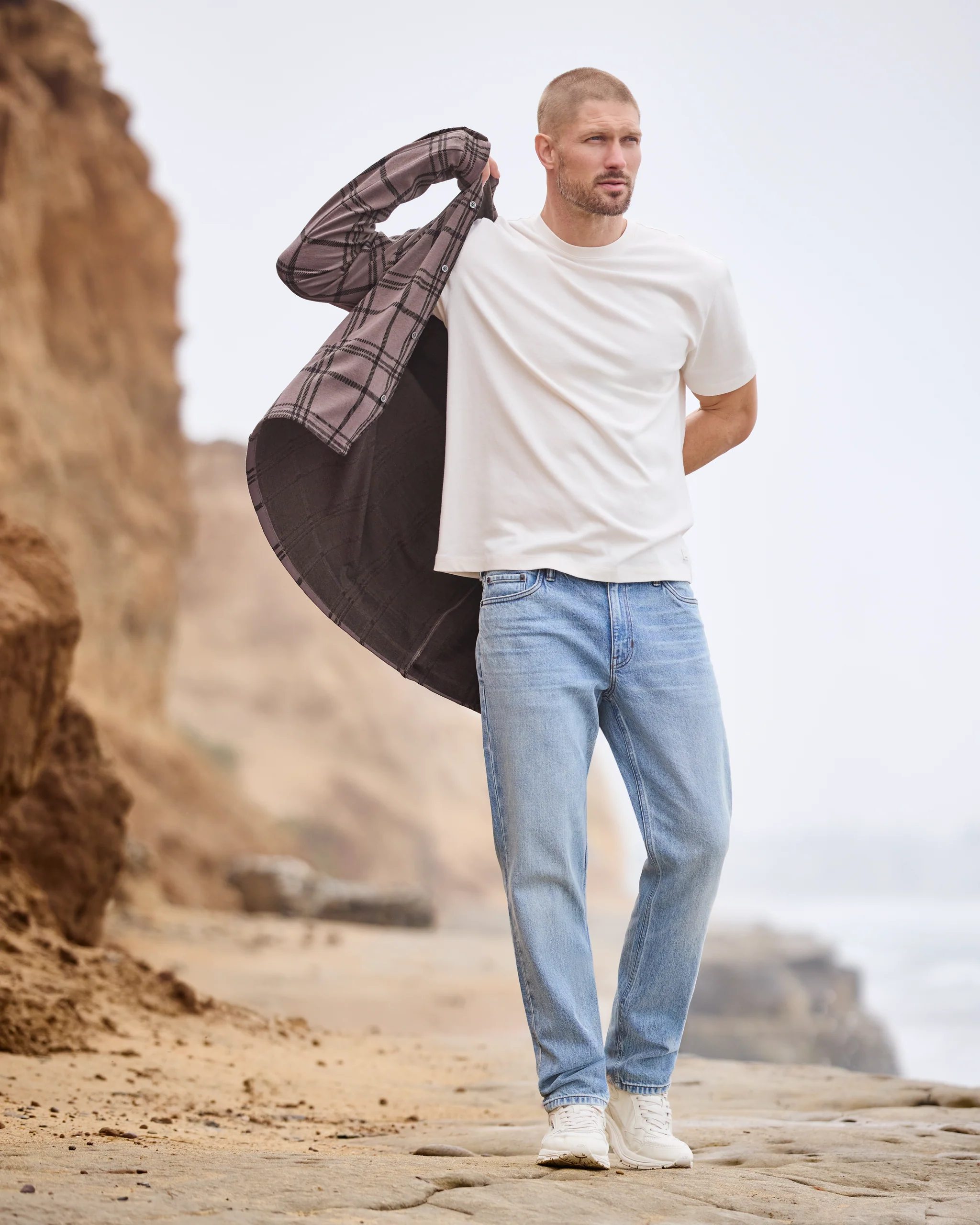 Vuori Vintage Jean Classic Fit 32" | Light Wash Denim