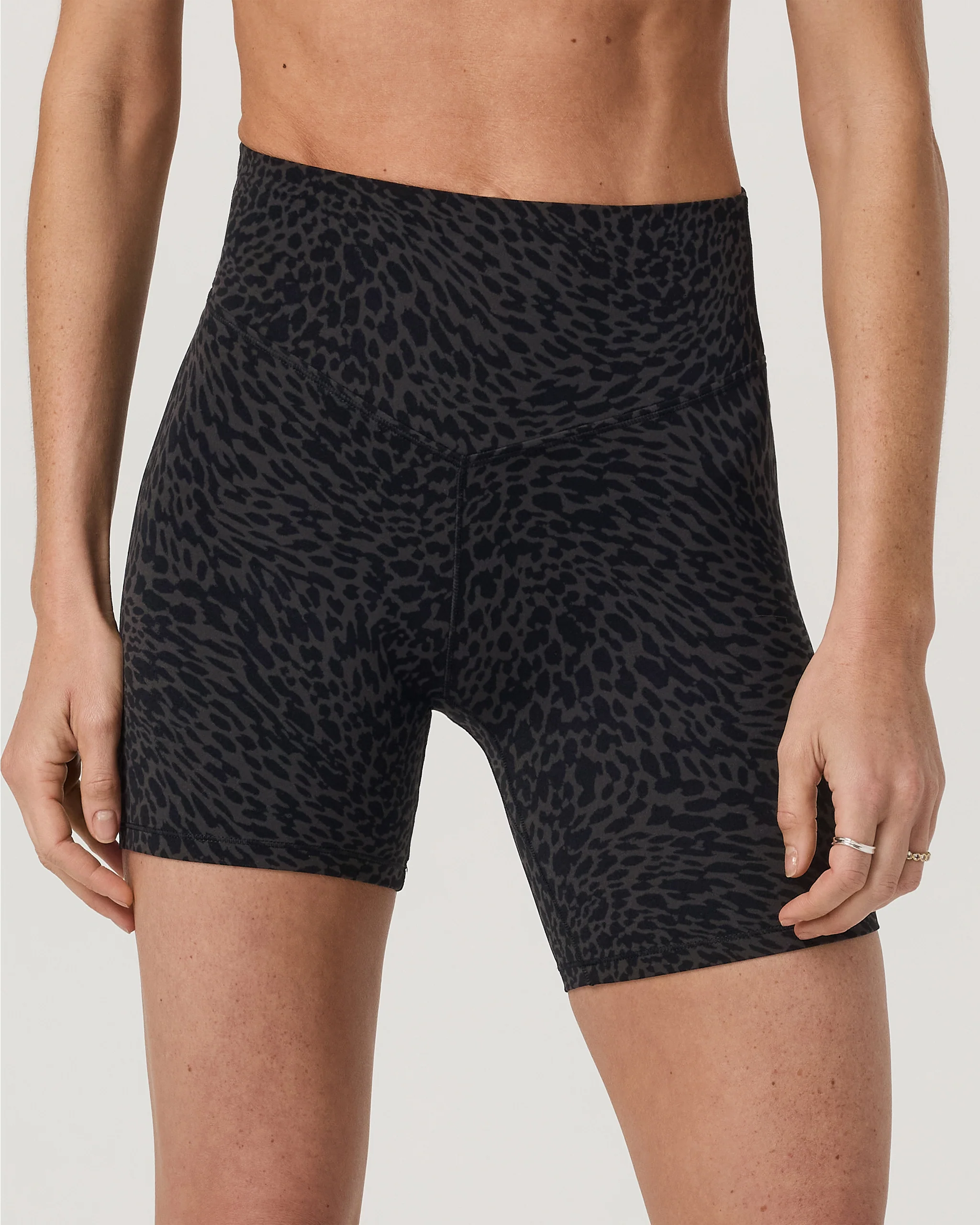 Vuori AllTheForm™ Short 6" | Black Blurred Torrent