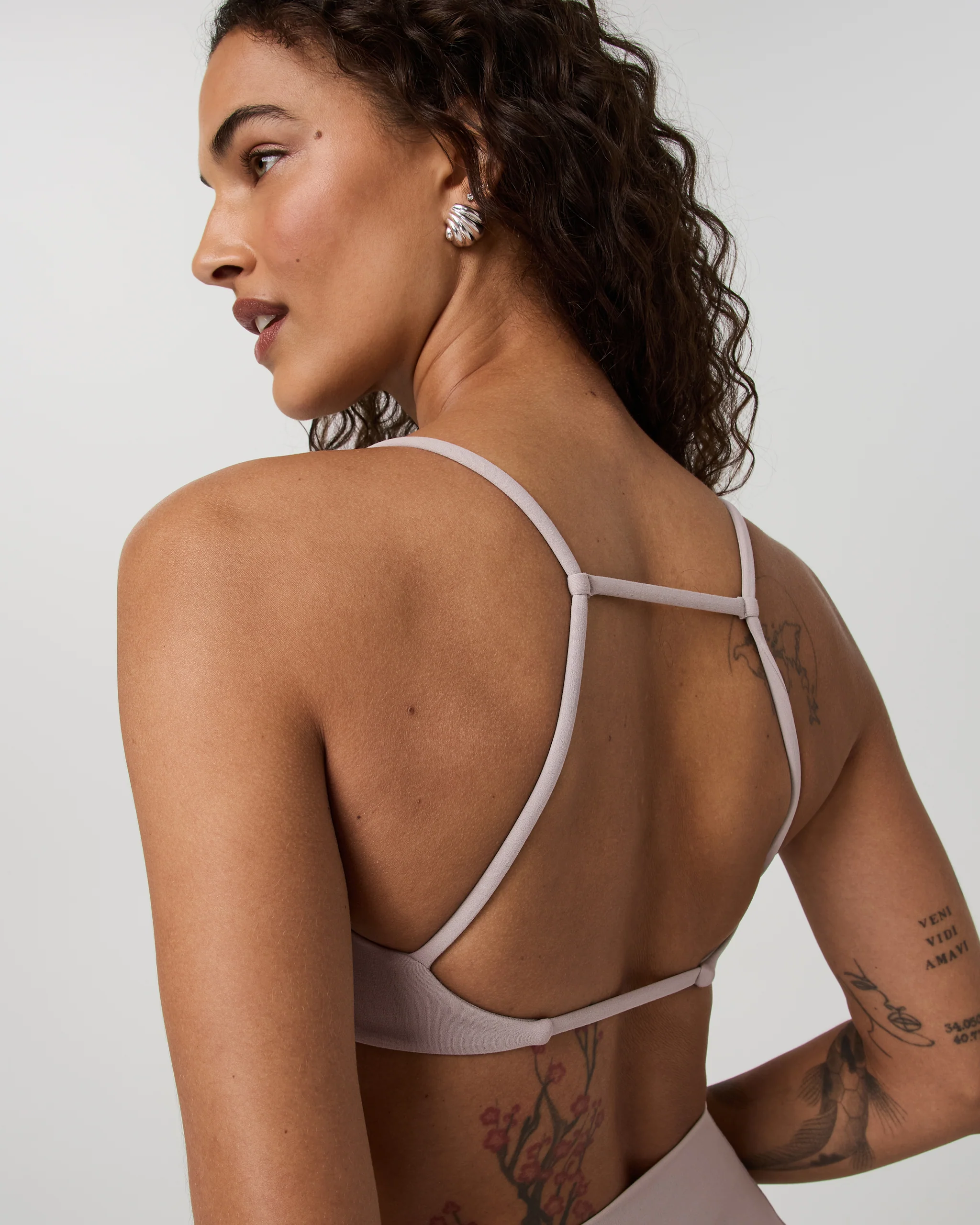 Vuori AllTheFeels™ Strappy Back Bra | Soft Pewter